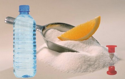 Сахар, вода и долька лимона